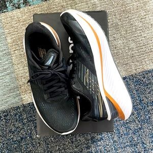 Women’s Saucony Endorphin Shift 3 Running Shoe lightly used Size 8.5 Black Gold